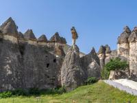 Lange Reihe an Felsfiguren im Mönchtal mit einer schlanken mittig
